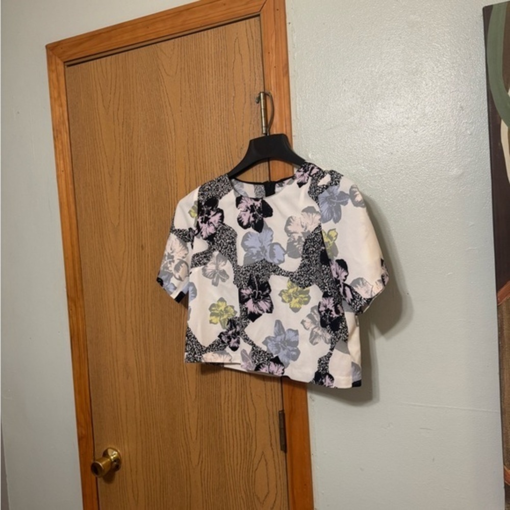 Bar III Medium Multi-Color w/Floral Print Short Sleeve Cropped Blouse - EUC